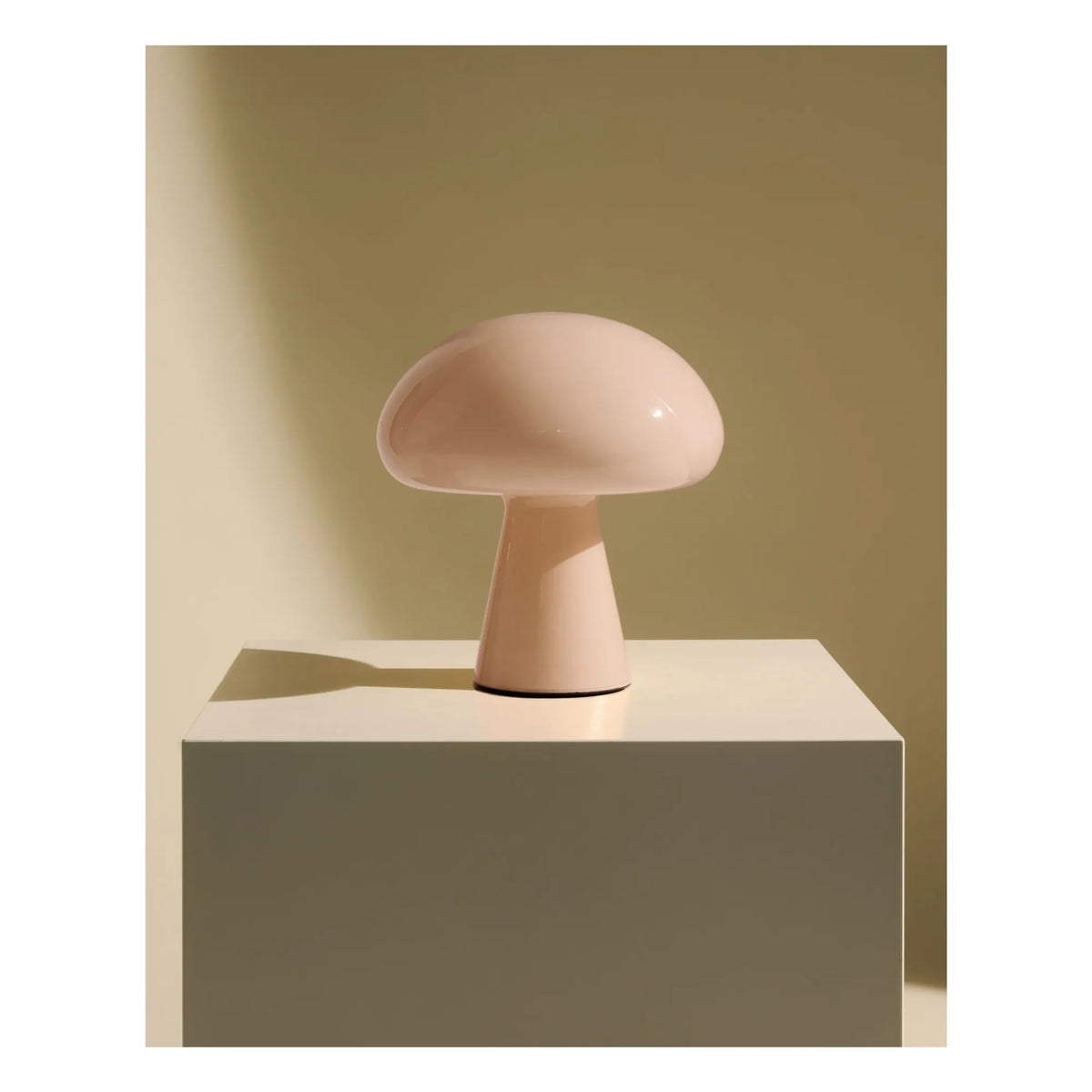 Gubi - Obello desk lamp, Bill Curry | Powder Pink