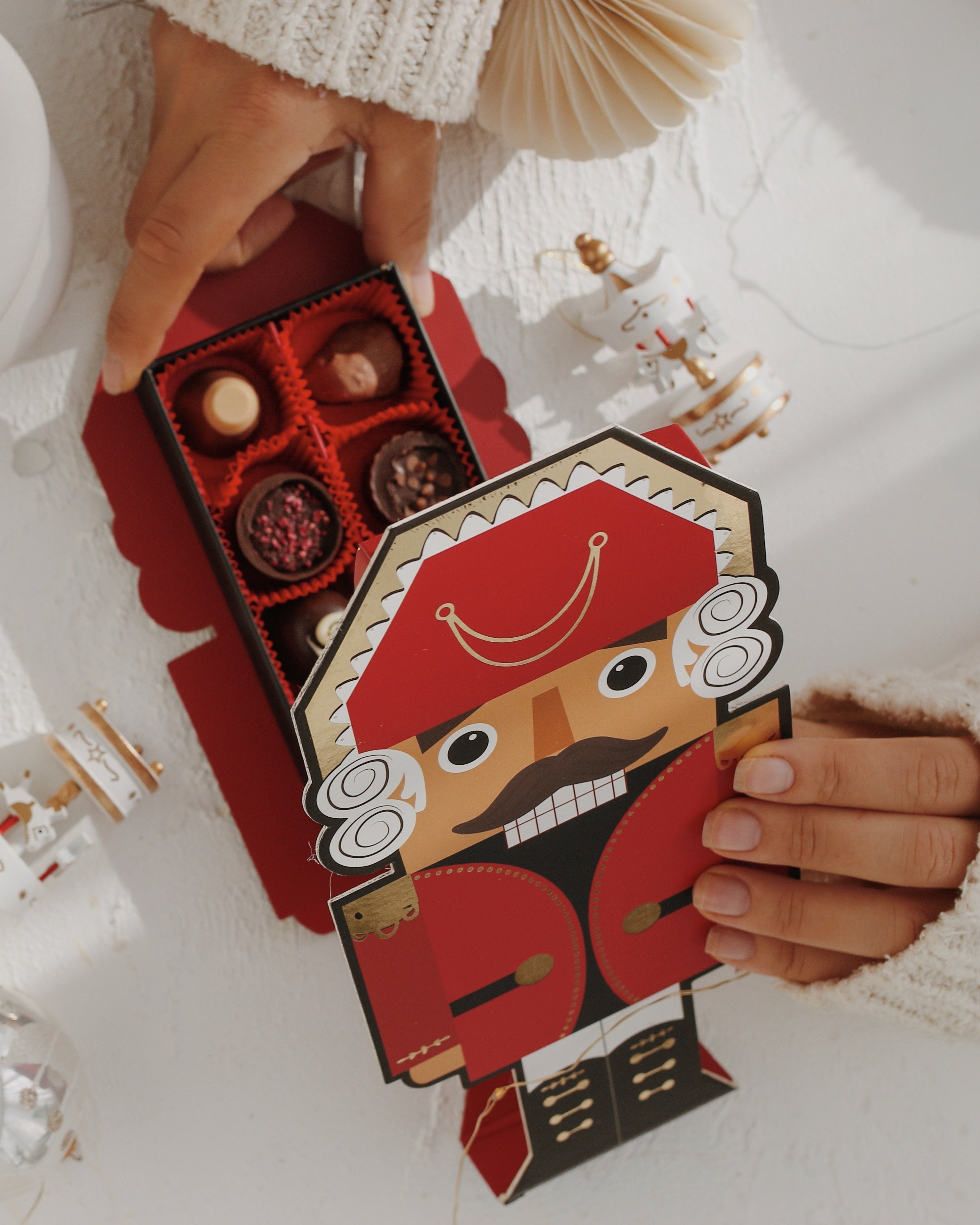 Dinossi - Noel Fındıkkıran Kutulu Yılbaşı Belçika Çikolatası-Dinossi