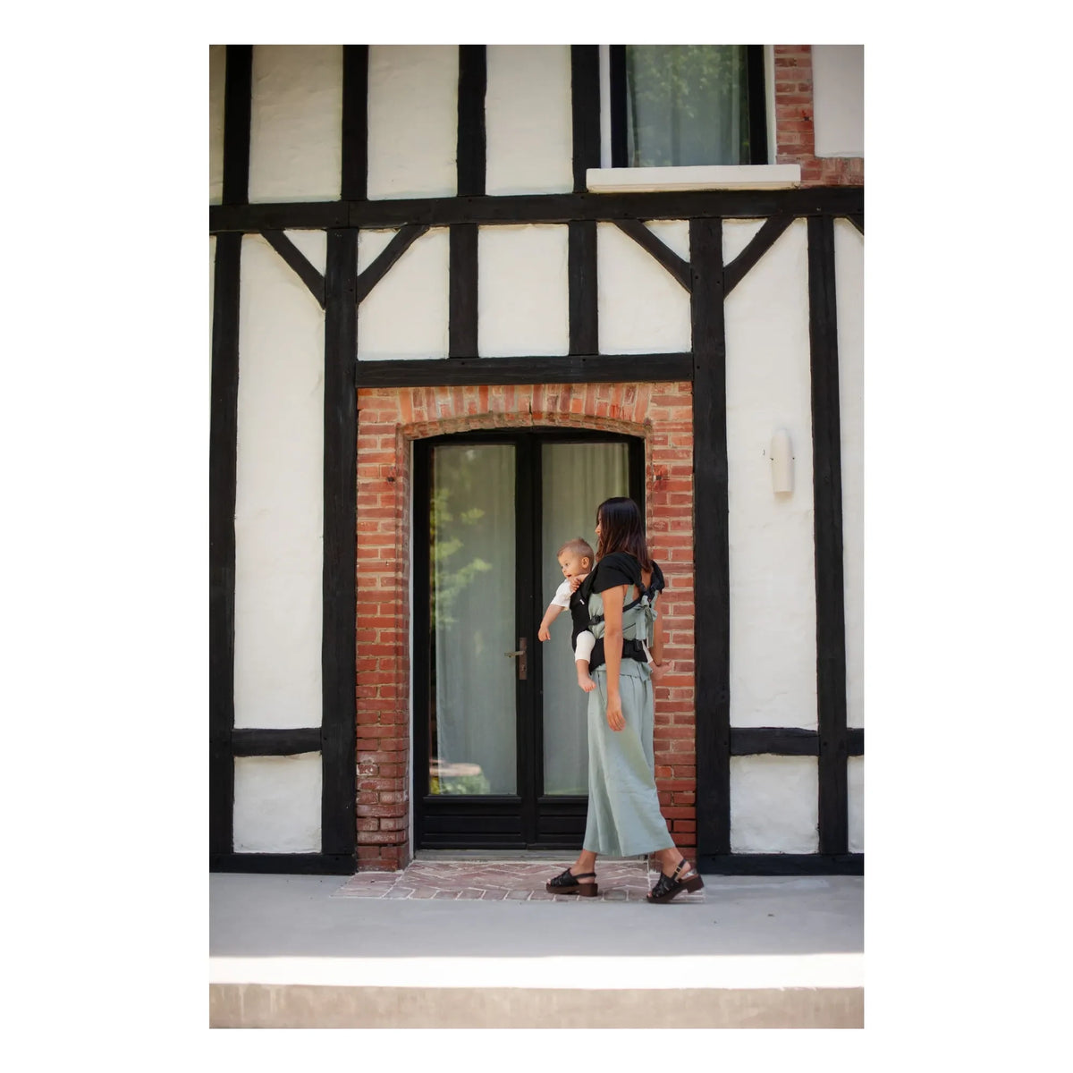 Mama Hangs - Carry & Bloom Baby Carrier | Black