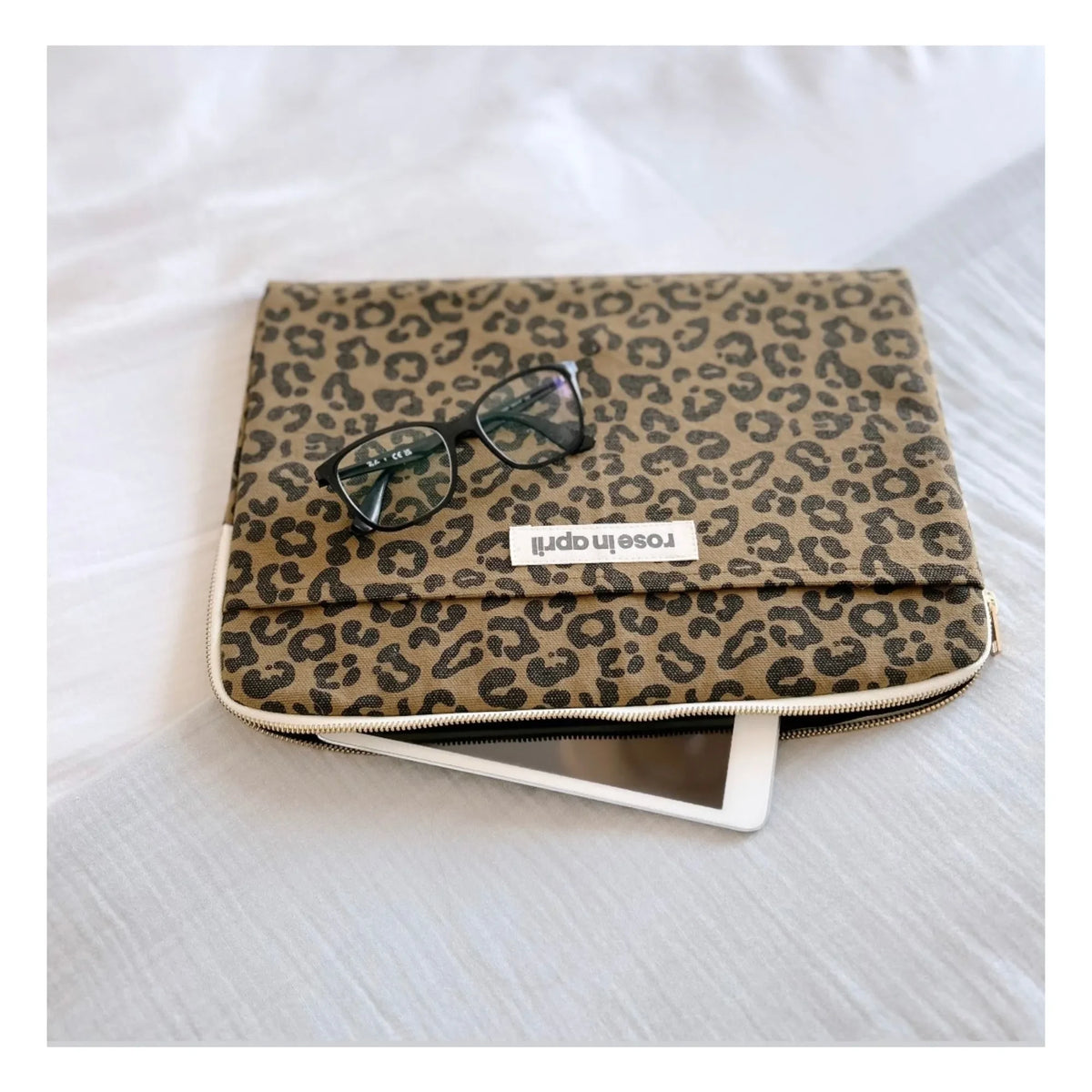 Rose in April - Graou Laptop Case | Olive
