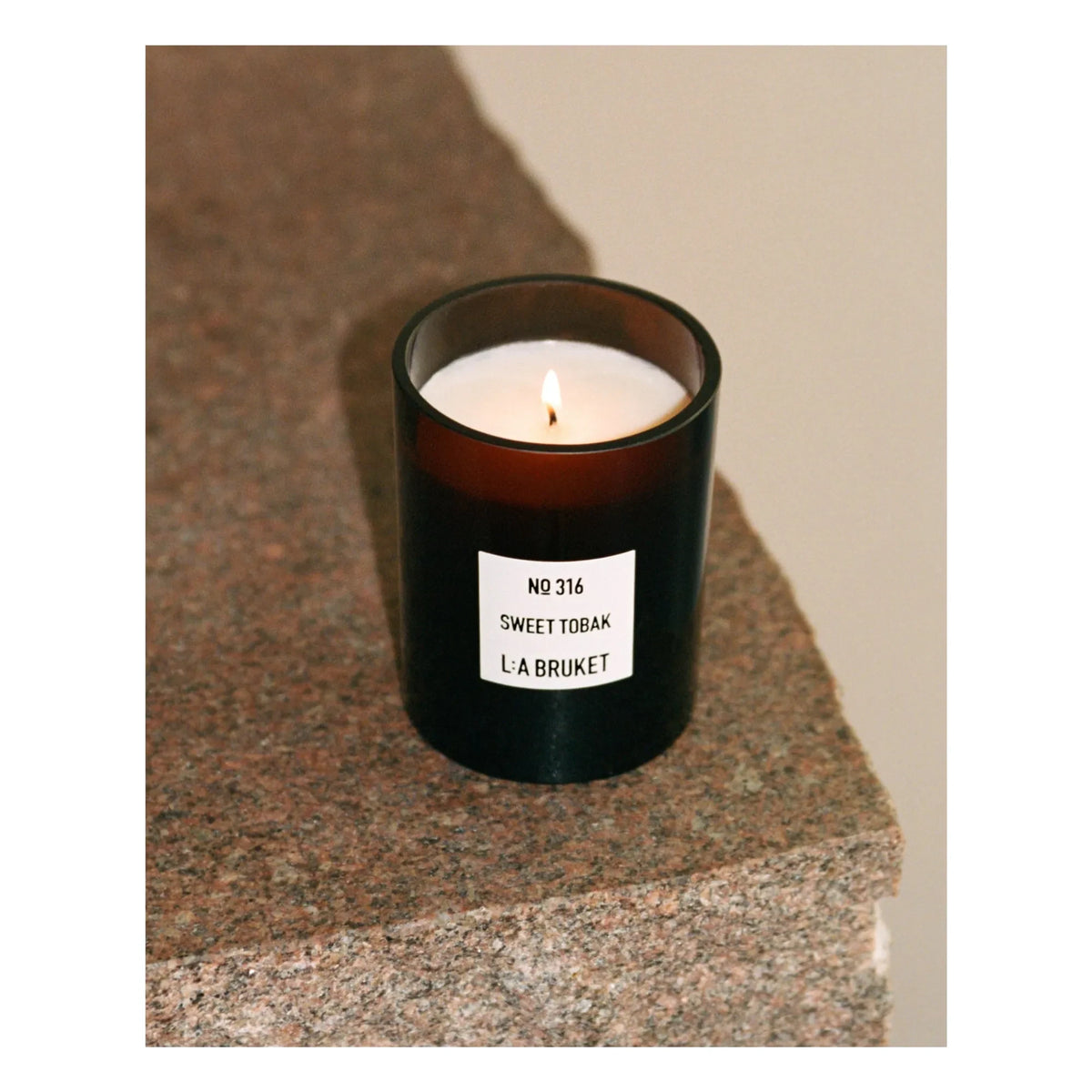 L:A BRUKET - Sweet Tobacco Scented Candle - 260 g | Unscented